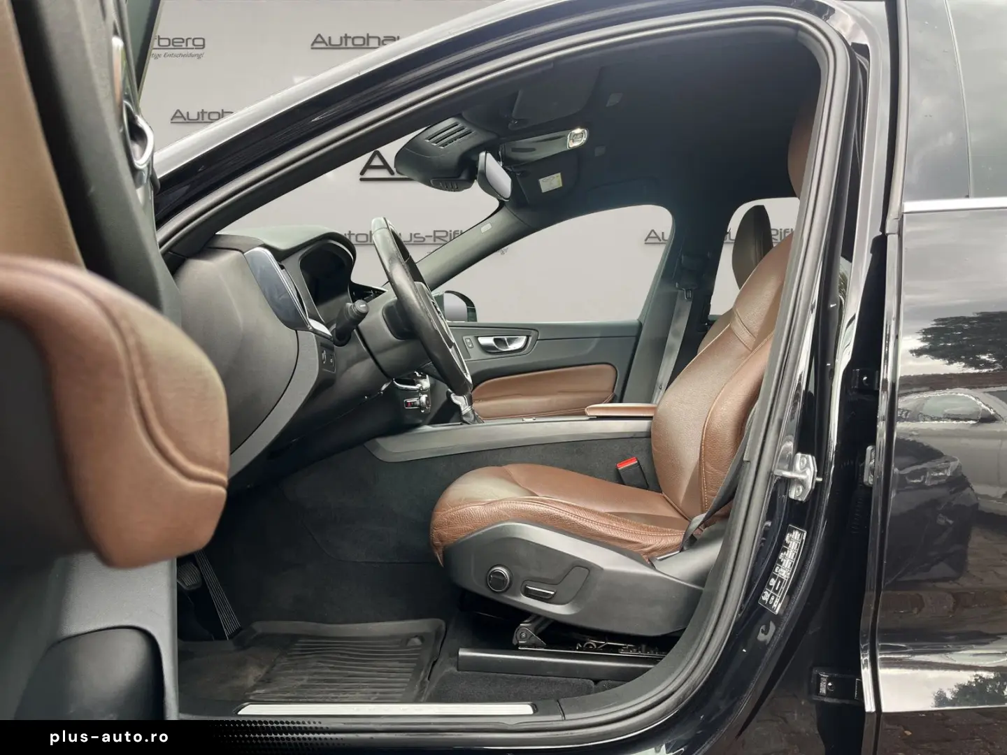 VOLVO XC60 D4 Momentum 2WD AUT NAVI 19Z KAMERA LEDER