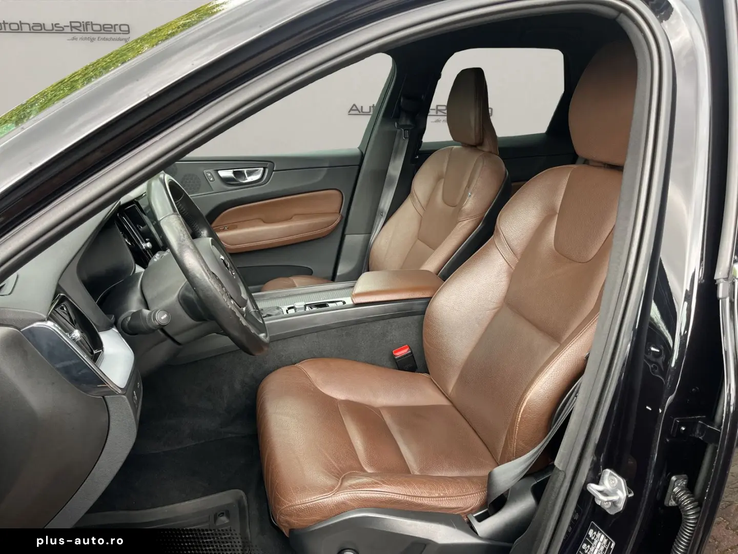 VOLVO XC60 D4 Momentum 2WD AUT NAVI 19Z KAMERA LEDER