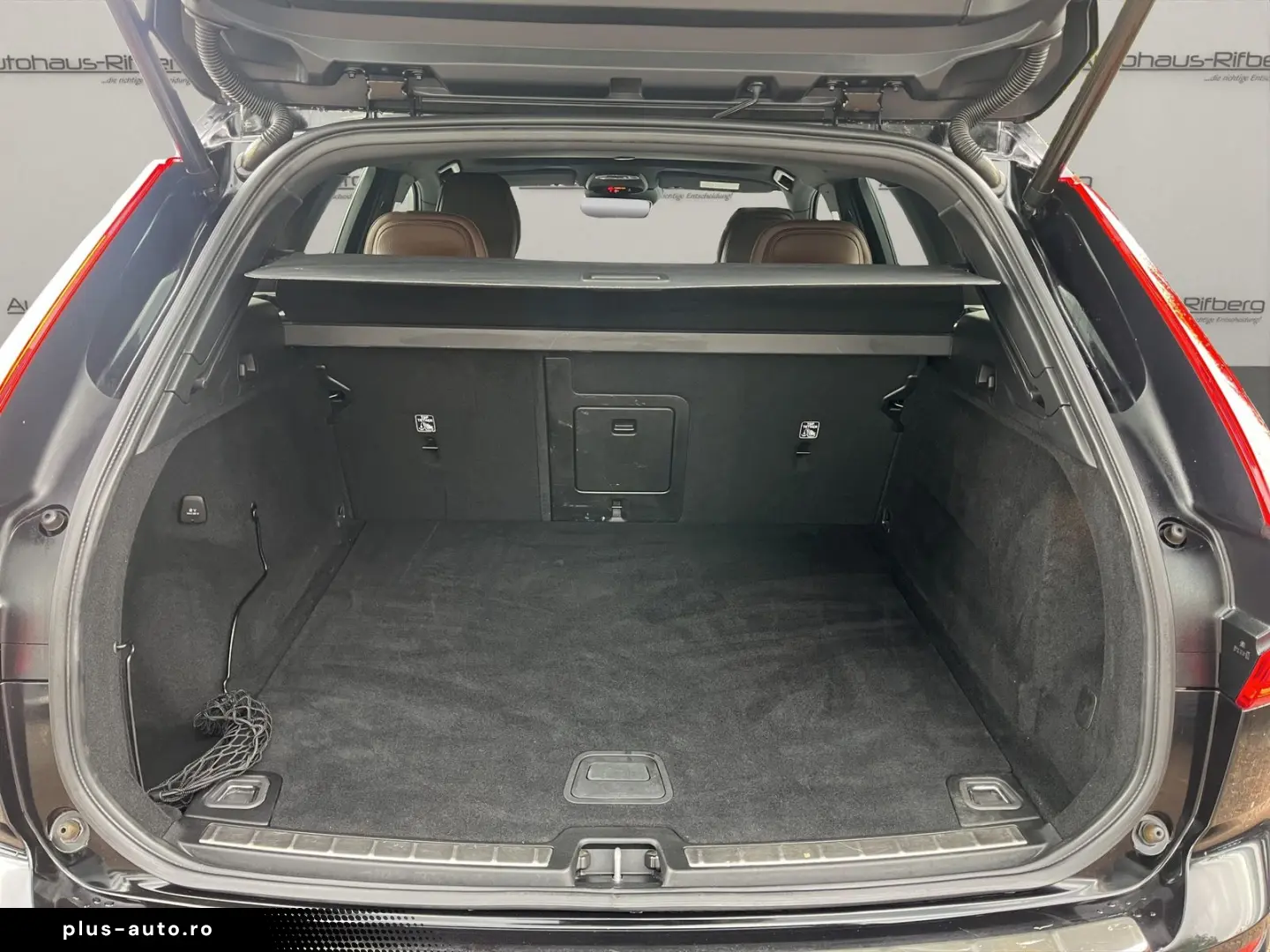 VOLVO XC60 D4 Momentum 2WD AUT NAVI 19Z KAMERA LEDER