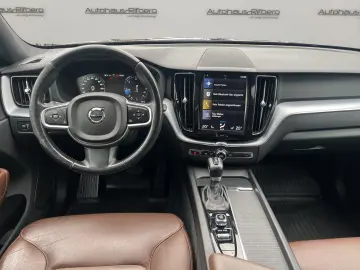VOLVO XC60 D4 Momentum 2WD AUT NAVI 19Z KAMERA LEDER