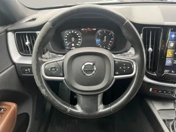 VOLVO XC60 D4 Momentum 2WD AUT NAVI 19Z KAMERA LEDER
