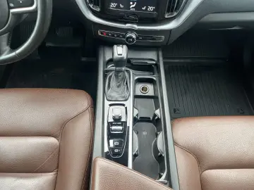 VOLVO XC60 D4 Momentum 2WD AUT NAVI 19Z KAMERA LEDER