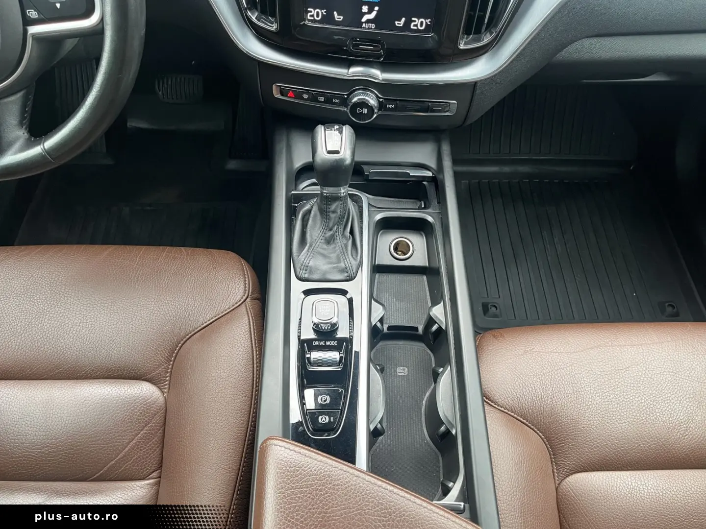 VOLVO XC60 D4 Momentum 2WD AUT NAVI 19Z KAMERA LEDER