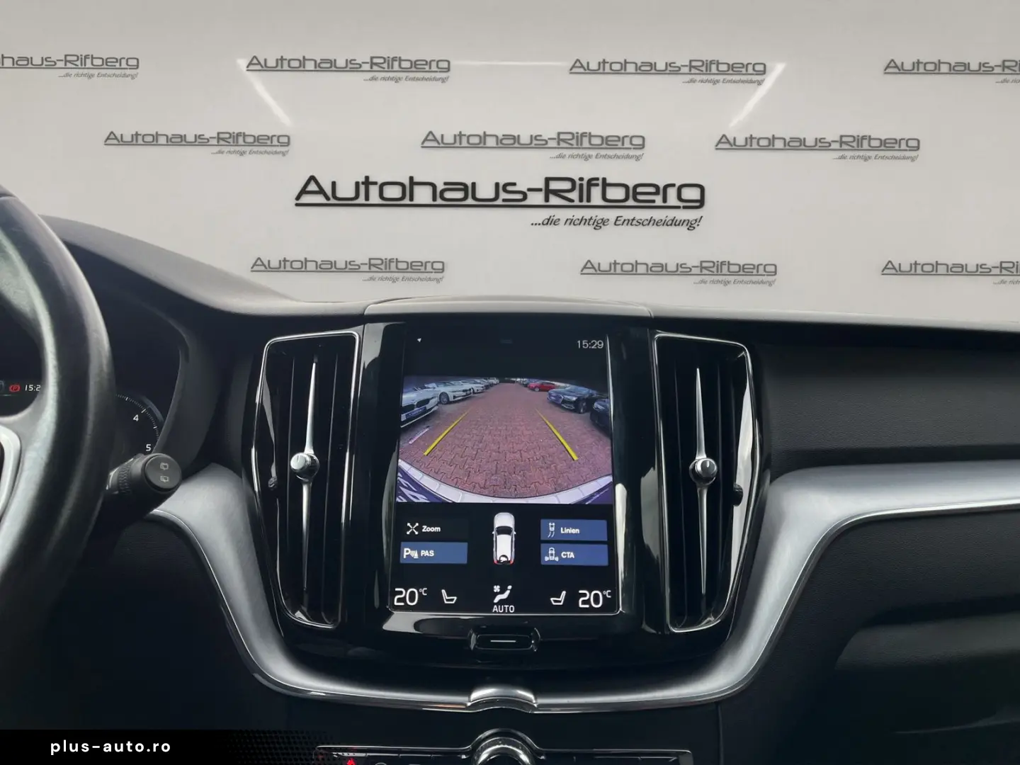 VOLVO XC60 D4 Momentum 2WD AUT NAVI 19Z KAMERA LEDER