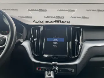 VOLVO XC60 D4 Momentum 2WD AUT NAVI 19Z KAMERA LEDER