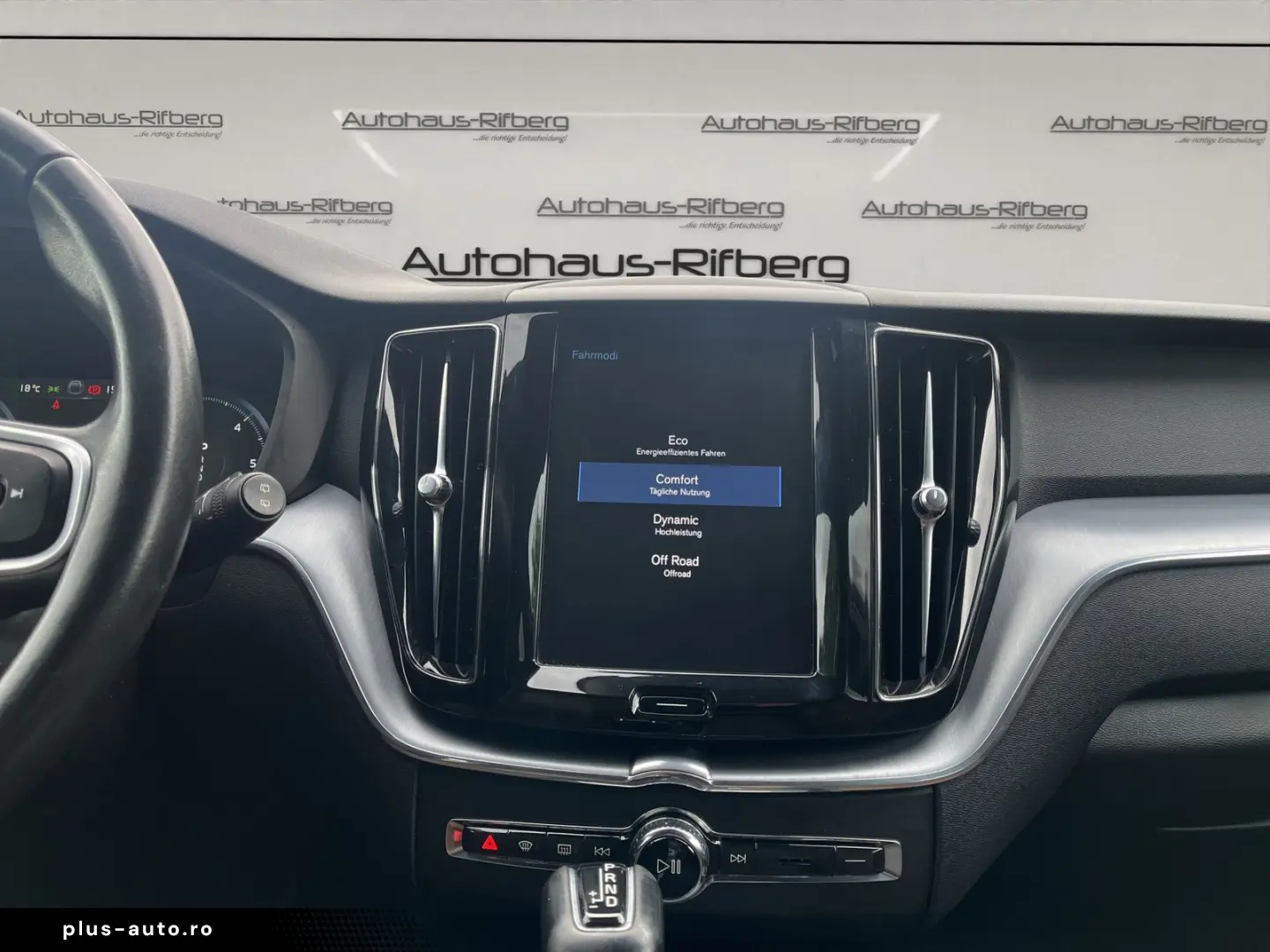 VOLVO XC60 D4 Momentum 2WD AUT NAVI 19Z KAMERA LEDER