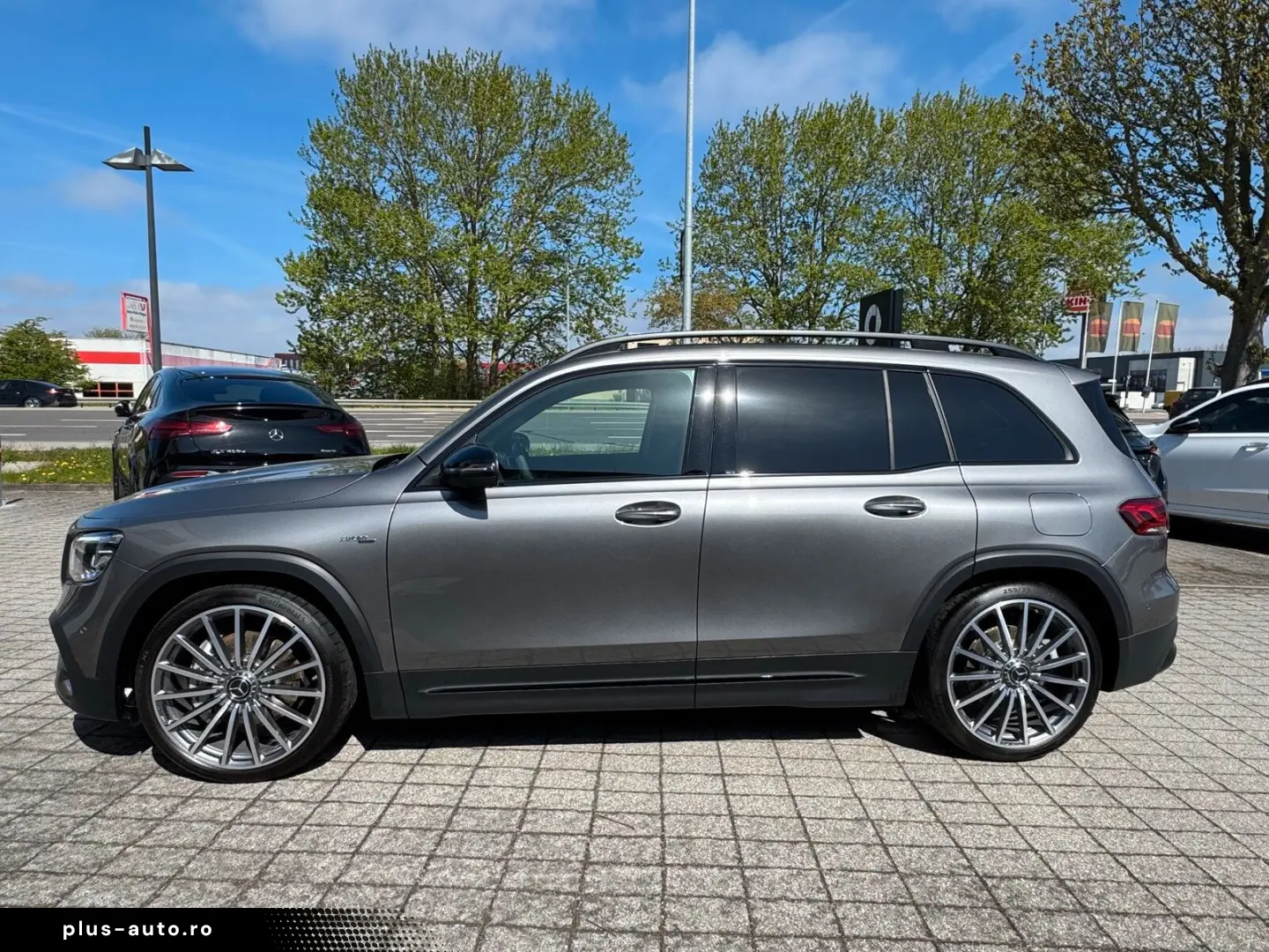 MERCEDES-BENZ GLB 35 4M Distro Pano Multibeam PerfoLenkrad