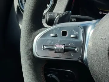MERCEDES-BENZ GLB 35 4M Distro Pano Multibeam PerfoLenkrad