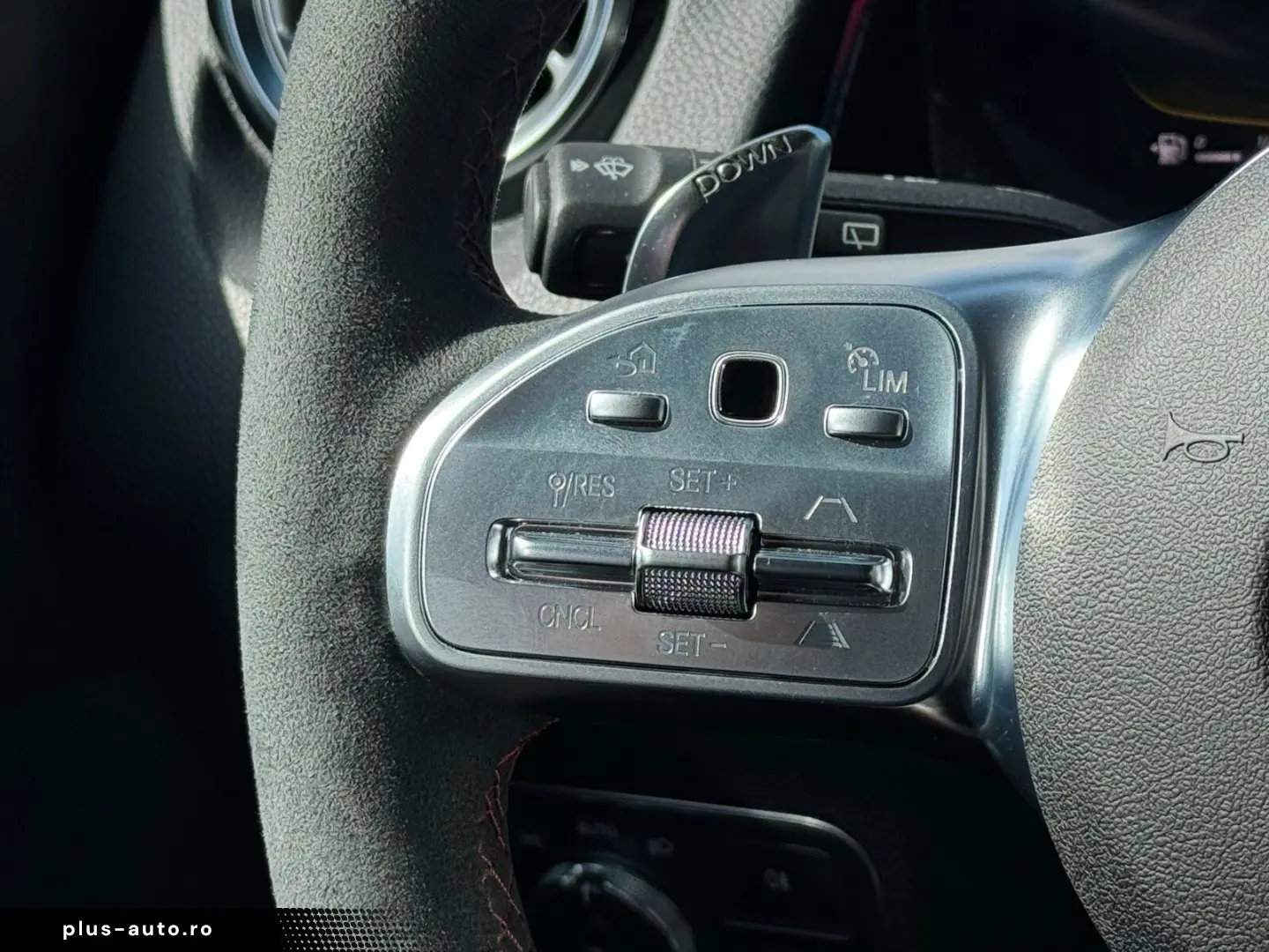 MERCEDES-BENZ GLB 35 4M Distro Pano Multibeam PerfoLenkrad
