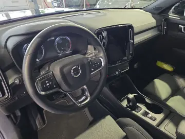 VOLVO XC40 T2 Core ACC BLIS Kamera LED WinterPaket