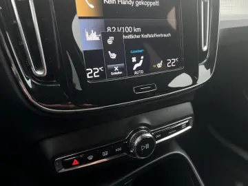 VOLVO XC40 T3 Momentum Pro Geartronic SitzHZ Keyless