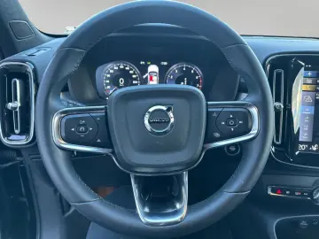 VOLVO XC40 T2 Plus Dark