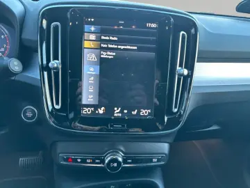VOLVO XC40 T2 Plus Dark