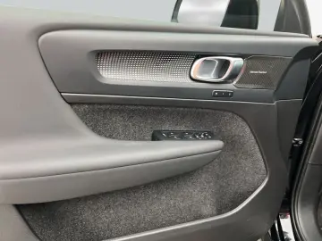 VOLVO XC40 T2 Plus Dark