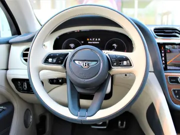 BENTLEY Bentayga 4.0 V8 EWB Azure 4WD FIRST PANO TV WEBA