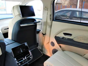 BENTLEY Bentayga 4.0 V8 EWB Azure 4WD FIRST PANO TV WEBA