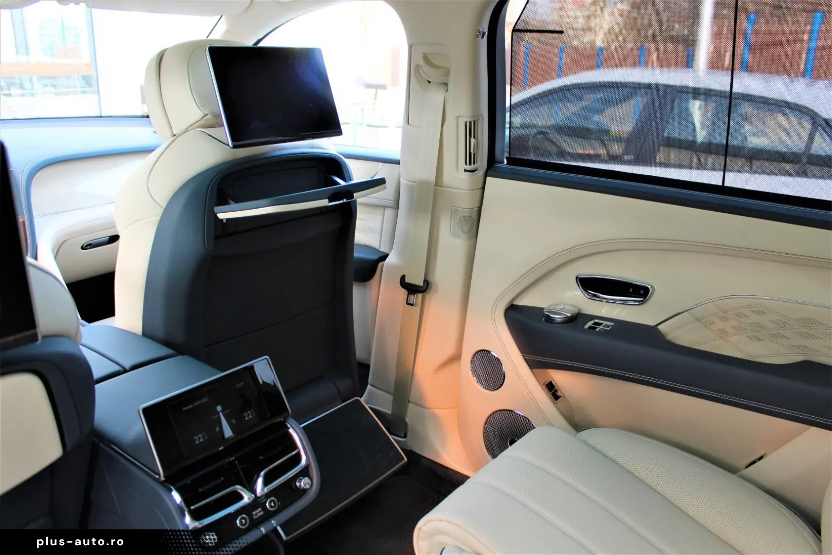 BENTLEY Bentayga 4.0 V8 EWB Azure 4WD FIRST PANO TV WEBA