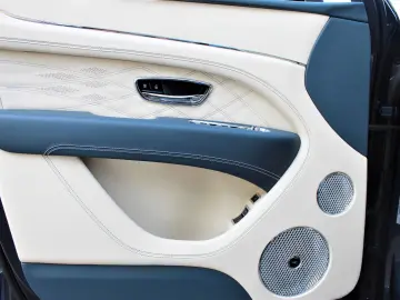 BENTLEY Bentayga 4.0 V8 EWB Azure 4WD FIRST PANO TV WEBA