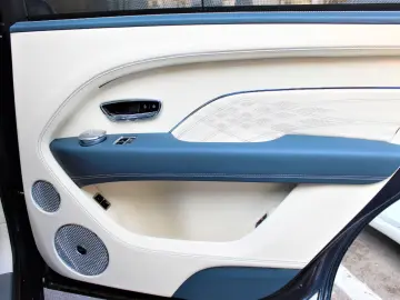 BENTLEY Bentayga 4.0 V8 EWB Azure 4WD FIRST PANO TV WEBA
