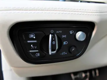 BENTLEY Bentayga 4.0 V8 EWB Azure 4WD FIRST PANO TV WEBA