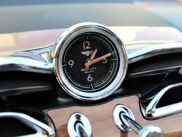 BENTLEY Bentayga 4.0 V8 EWB Azure 4WD FIRST PANO TV WEBA