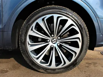 BENTLEY Bentayga 4.0 V8 EWB Azure 4WD FIRST PANO TV WEBA