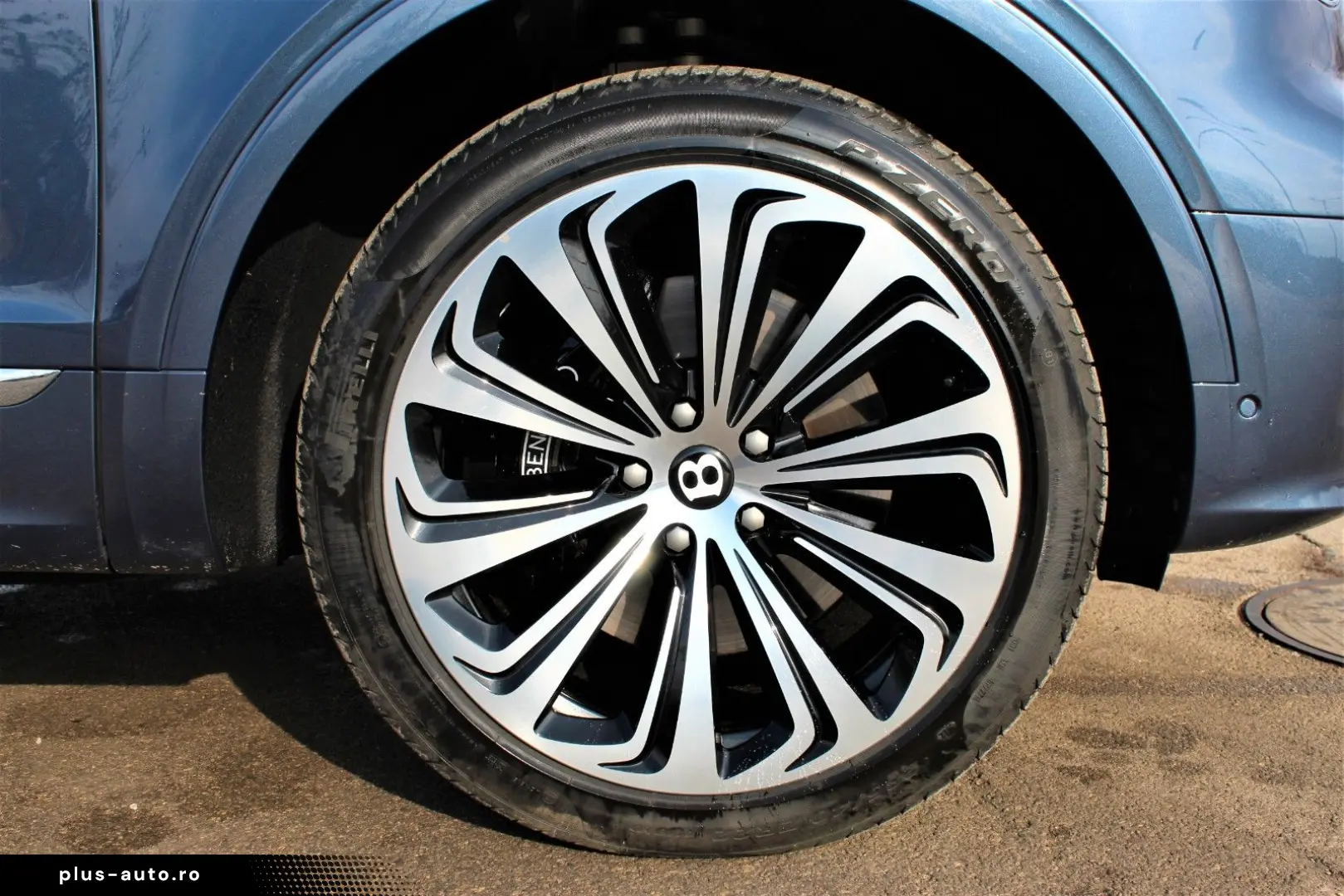 BENTLEY Bentayga 4.0 V8 EWB Azure 4WD FIRST PANO TV WEBA