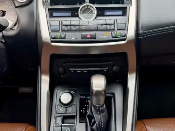 Lexus Seria NX 300h E-FOUR Luxury Line