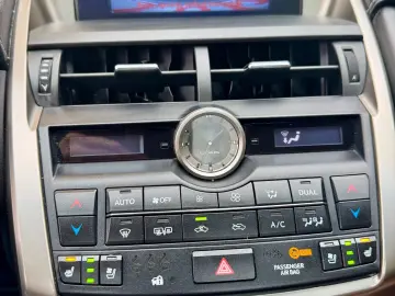 Lexus Seria NX 300h E-FOUR Luxury Line