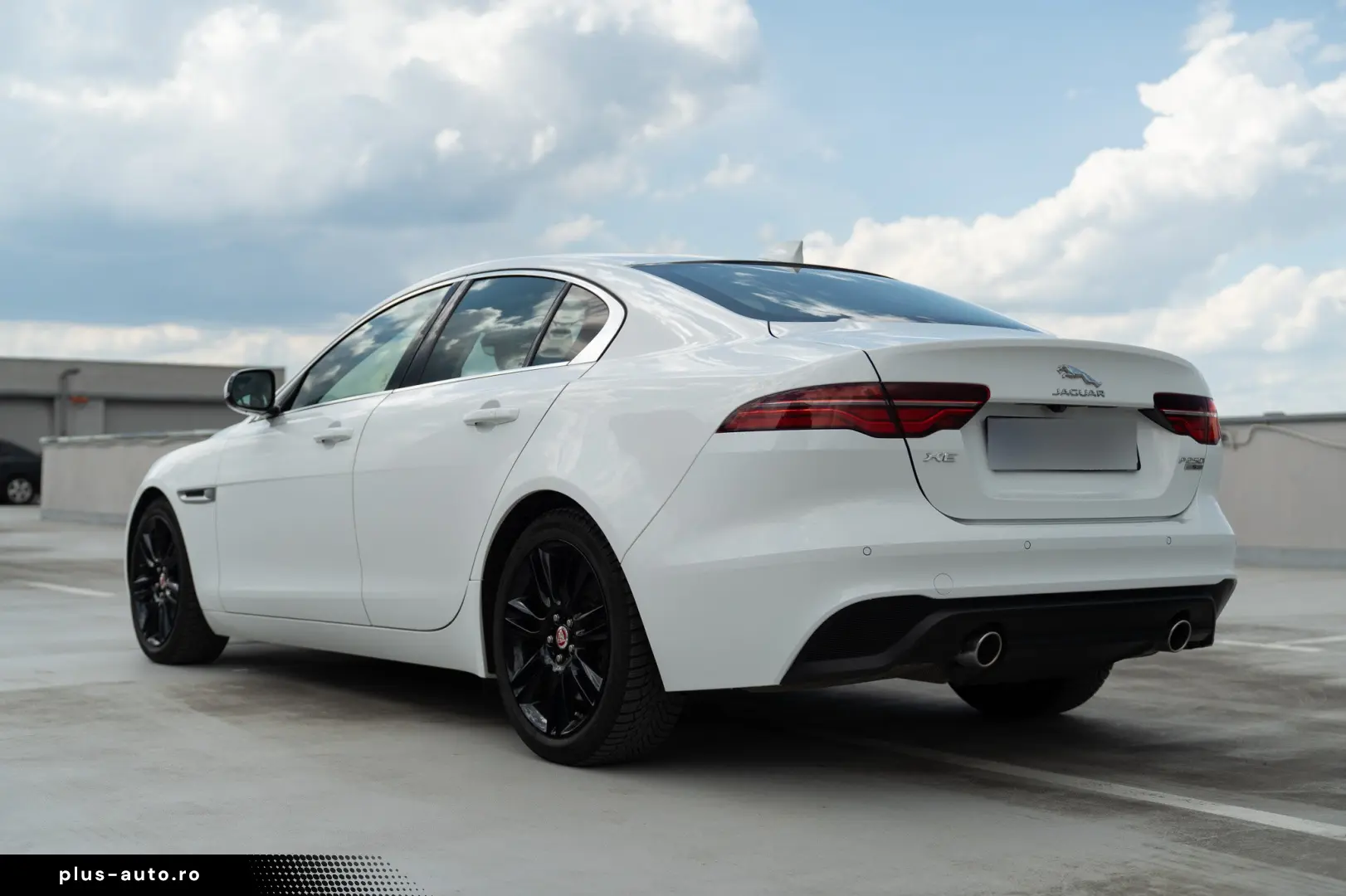 Jaguar XE - Aut - Benzina - 71k km - istoric full - garantie