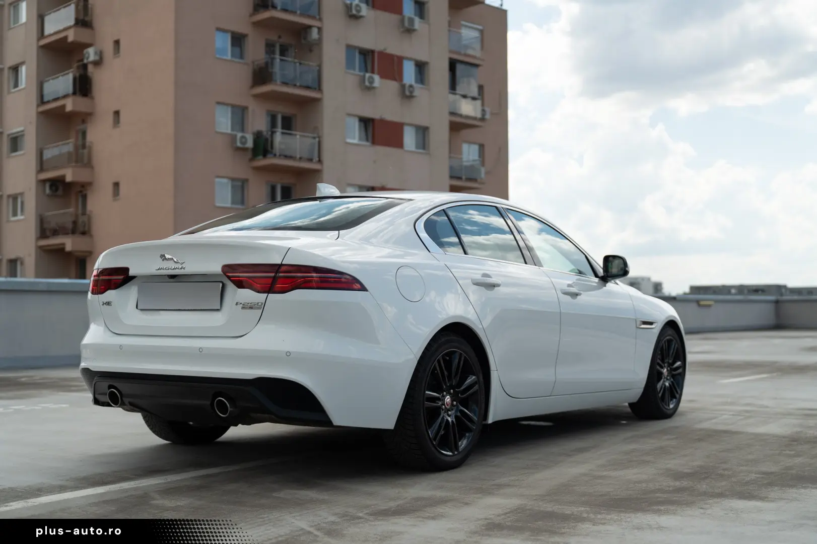 Jaguar XE - Aut - Benzina - 71k km - istoric full - garantie