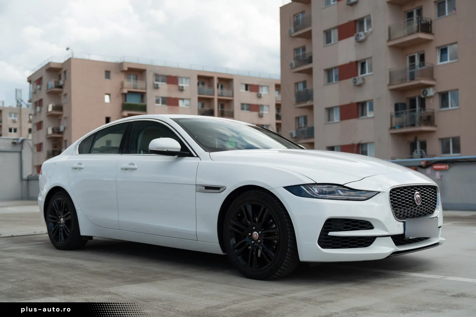 Jaguar XE - Aut - Benzina - 71k km - istoric full - garantie