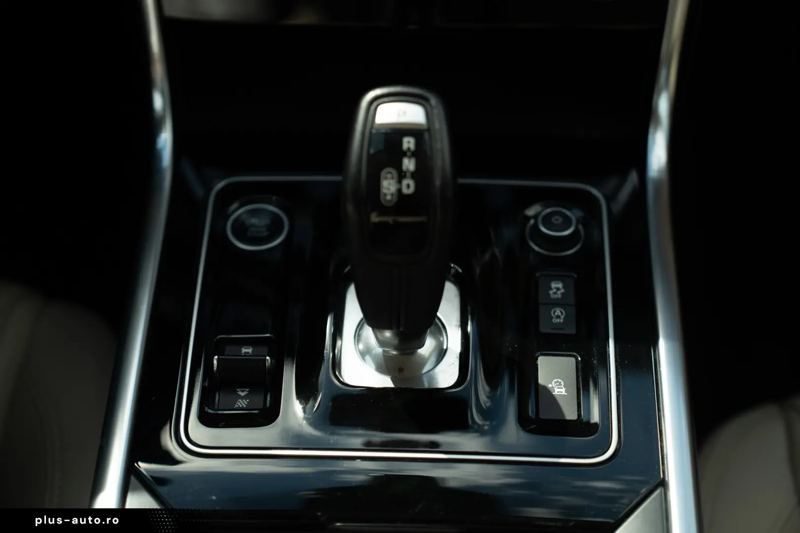 Jaguar XE - Aut - Benzina - 71k km - istoric full - garantie