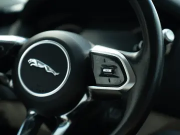 Jaguar XE - Aut - Benzina - 71k km - istoric full - garantie