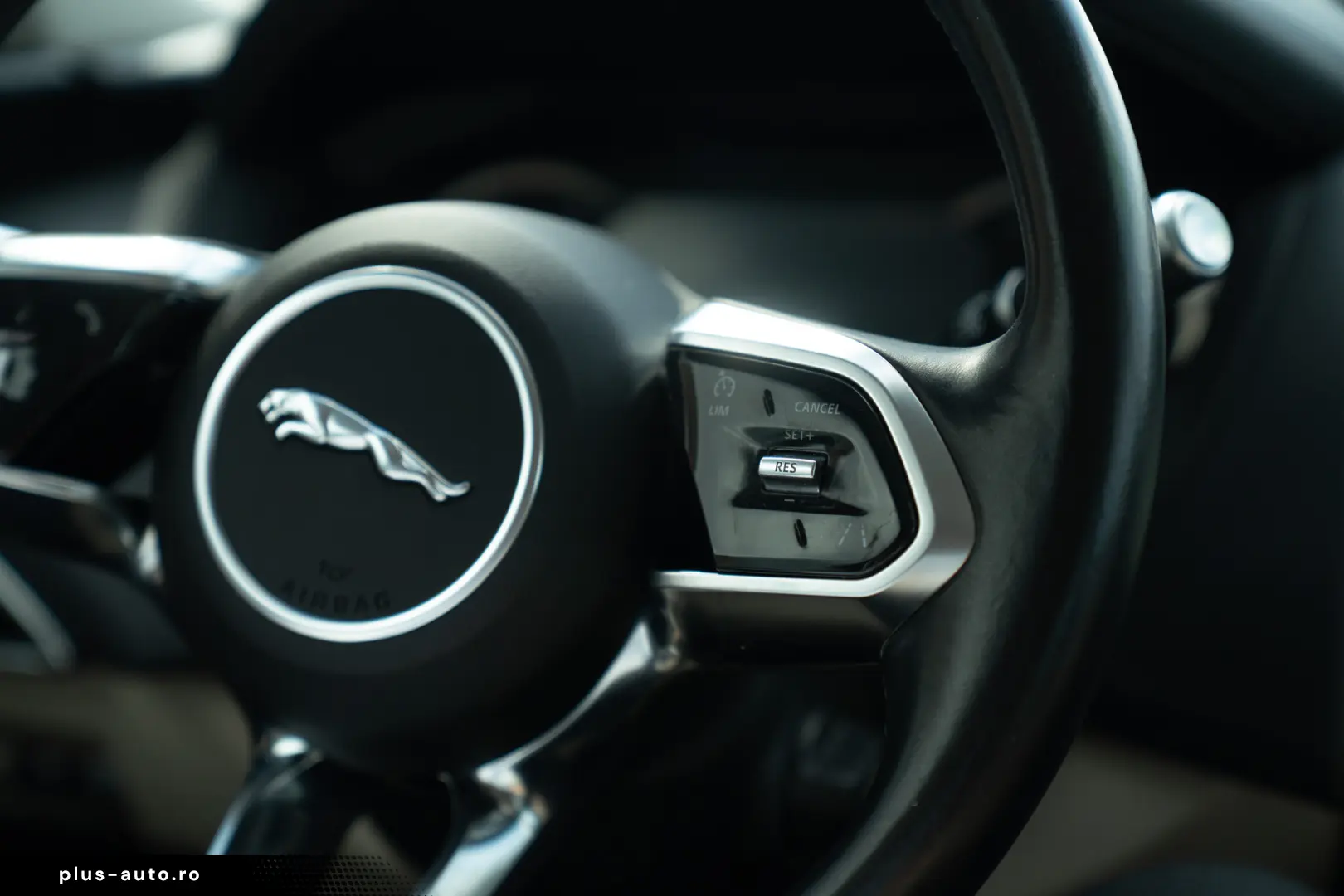 Jaguar XE - Aut - Benzina - 71k km - istoric full - garantie