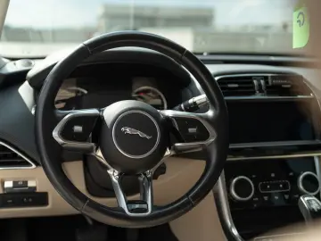 Jaguar XE - Aut - Benzina - 71k km - istoric full - garantie