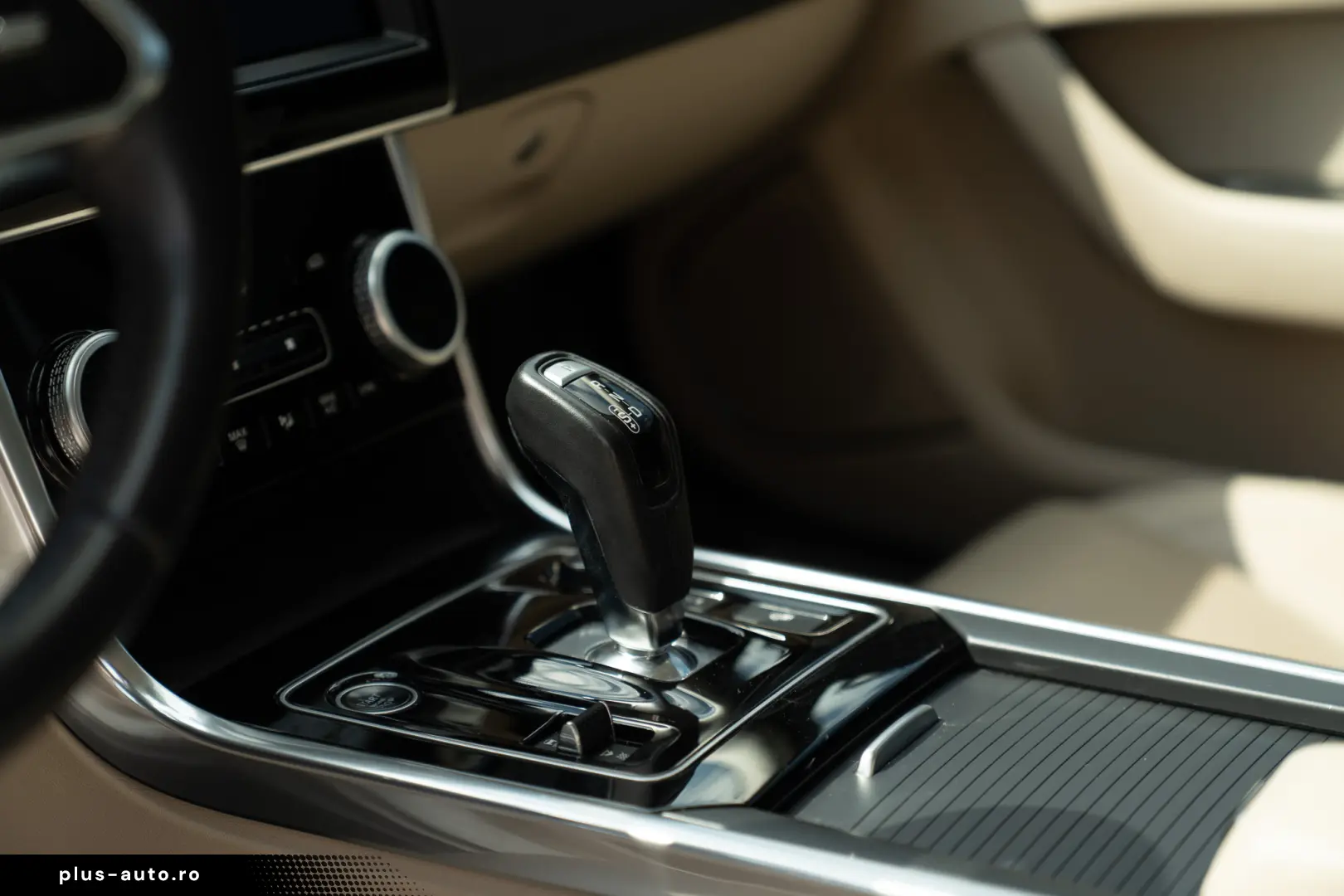Jaguar XE - Aut - Benzina - 71k km - istoric full - garantie