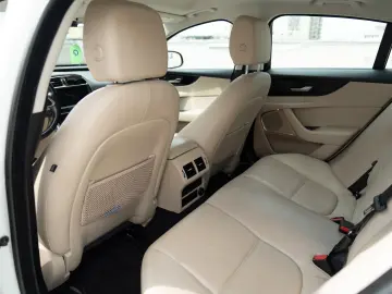 Jaguar XE - Aut - Benzina - 71k km - istoric full - garantie