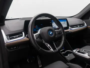 BMW iX1 xD30 M Sport HUD DAB AHK 360  CockpitPro 18