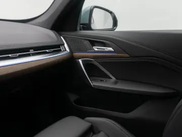 BMW iX1 xD30 M Sport HUD DAB AHK 360  CockpitPro 18