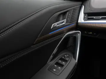 BMW iX1 xD30 M Sport HUD DAB AHK 360  CockpitPro 18
