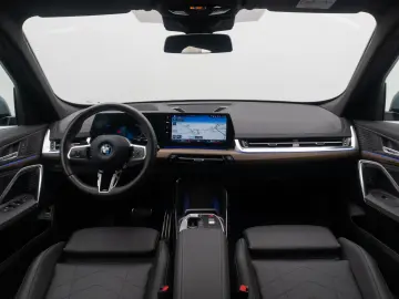 BMW iX1 xD30 M Sport HUD DAB AHK 360  CockpitPro 18