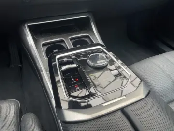 BMW 750e xDrive LiCoPro PA  DAB DA IconicGlow DAB