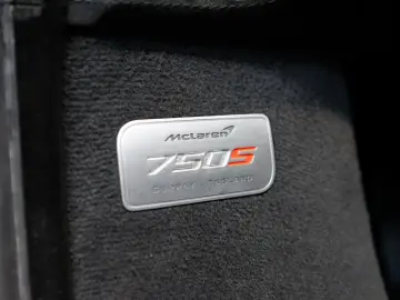 MCLAREN 750S Coupé Performance CARBON LIFT RACING SE B&W