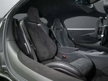 MCLAREN Artura Coupé I Interior CF I Performance I Lift