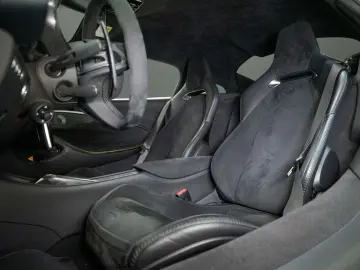 MCLAREN Artura Coupé I Interior CF I Performance I Lift