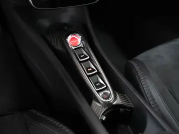 MCLAREN Artura Coupé I Interior CF I Performance I Lift
