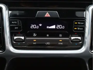 KIA Sorento 2.2 CRDI AWD ACC PANO KAMERA HEADUP AHK