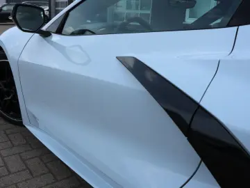 CORVETTE C8 6.2L V8 Stingray 3LT Coupe Targa