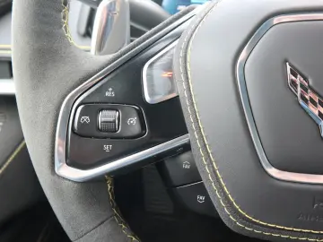 CORVETTE C8 6.2L V8 Stingray 3LT Coupe Targa